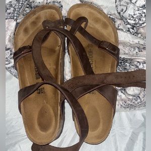 size 42 wrap around the ankle Birkenstock in mocha